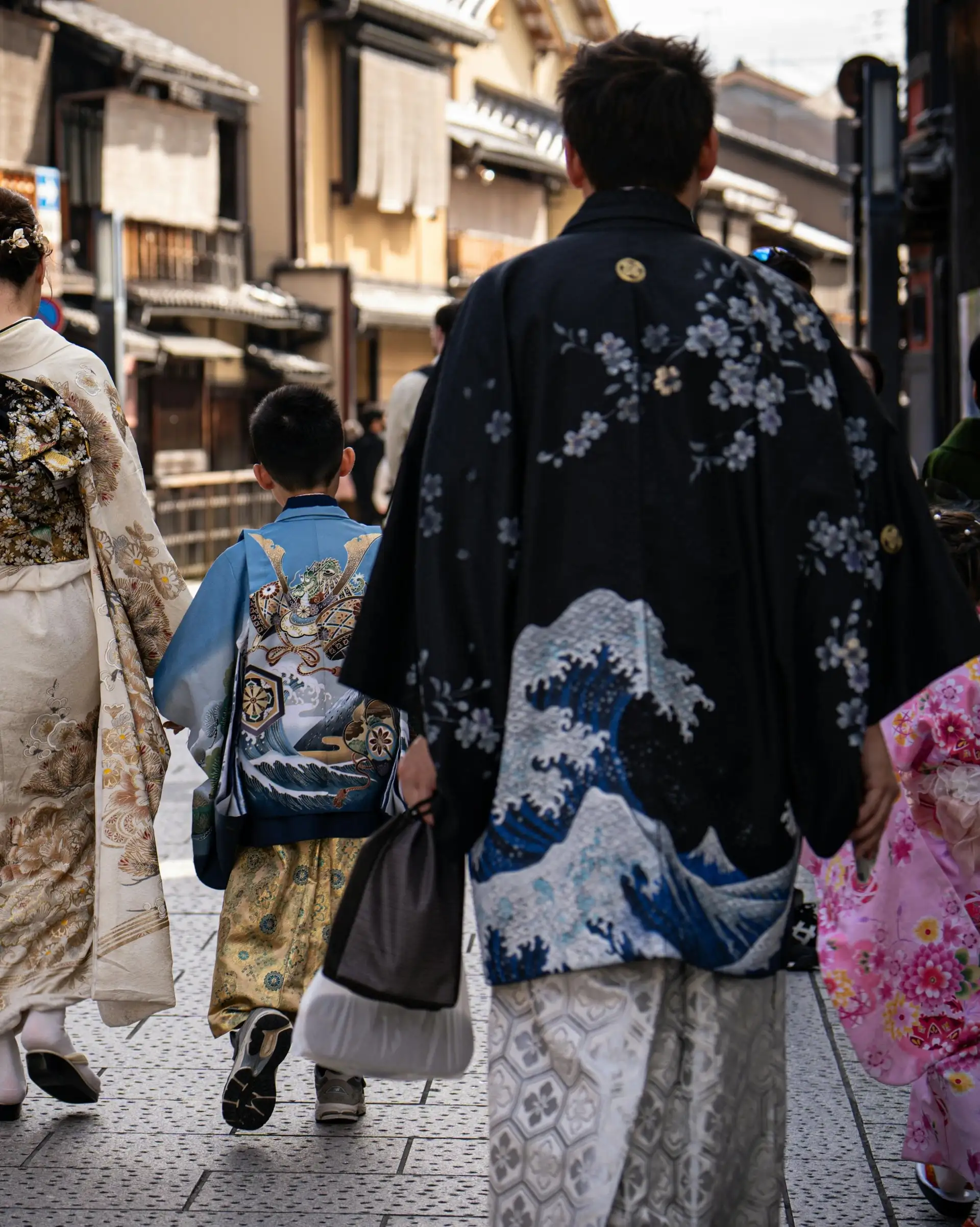 Voyage en Asie – Promenade en kimono traditionnel dans les ruelles historiques de Ninenzaka à Kyoto, expertise terrain réelle.