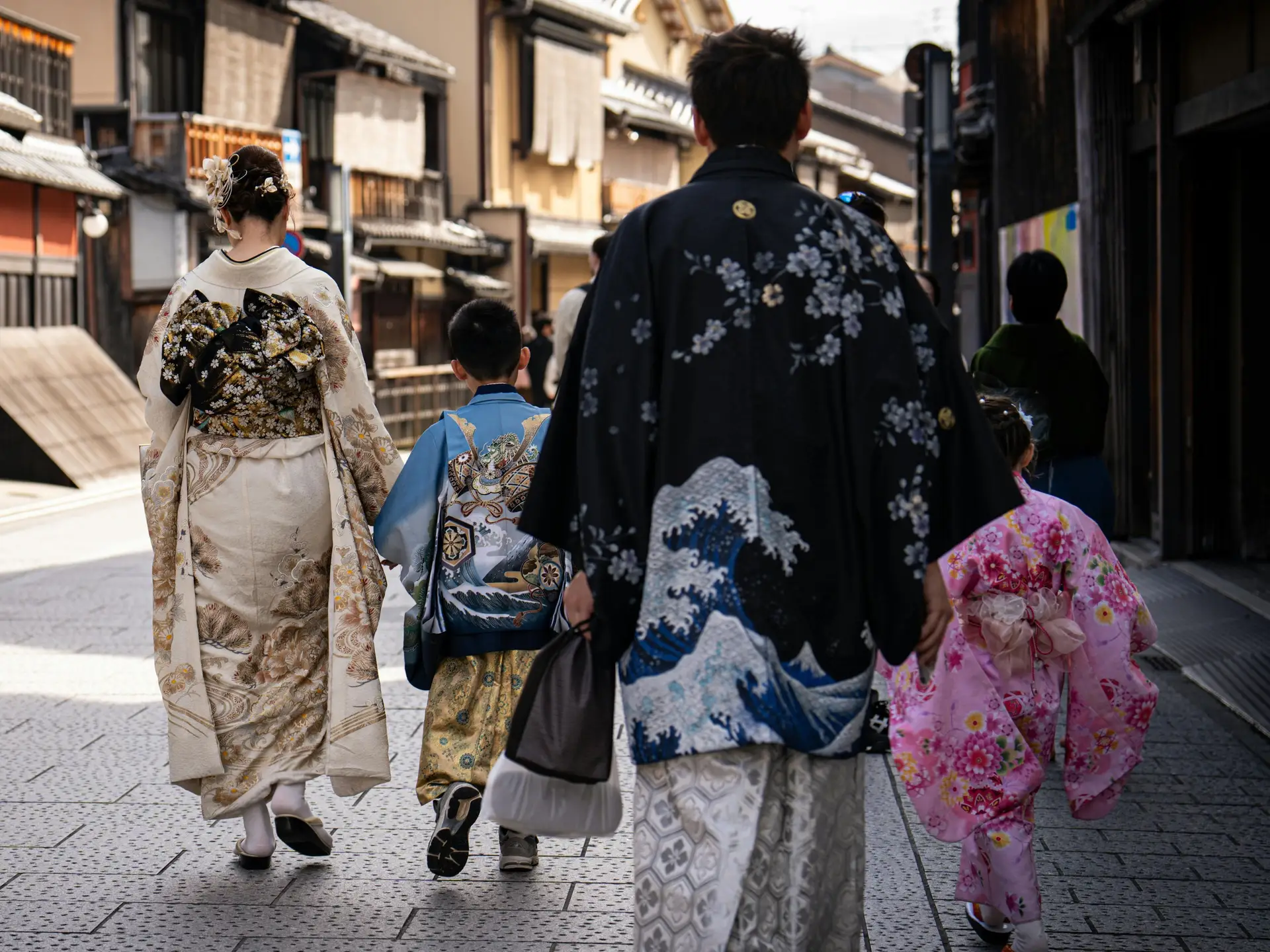 Voyage en Asie – Promenade en kimono traditionnel dans les ruelles historiques de Ninenzaka à Kyoto, expertise terrain réelle.