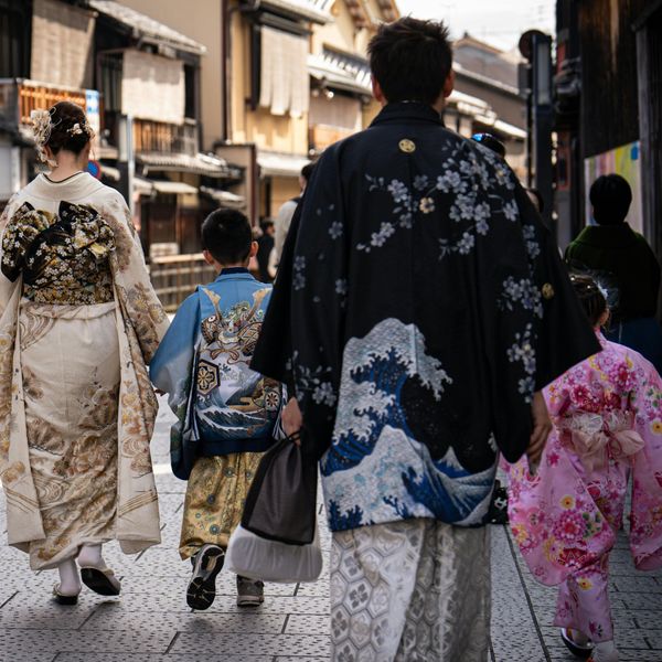 Voyage en Asie – Promenade en kimono traditionnel dans les ruelles historiques de Ninenzaka à Kyoto, expertise terrain réelle.