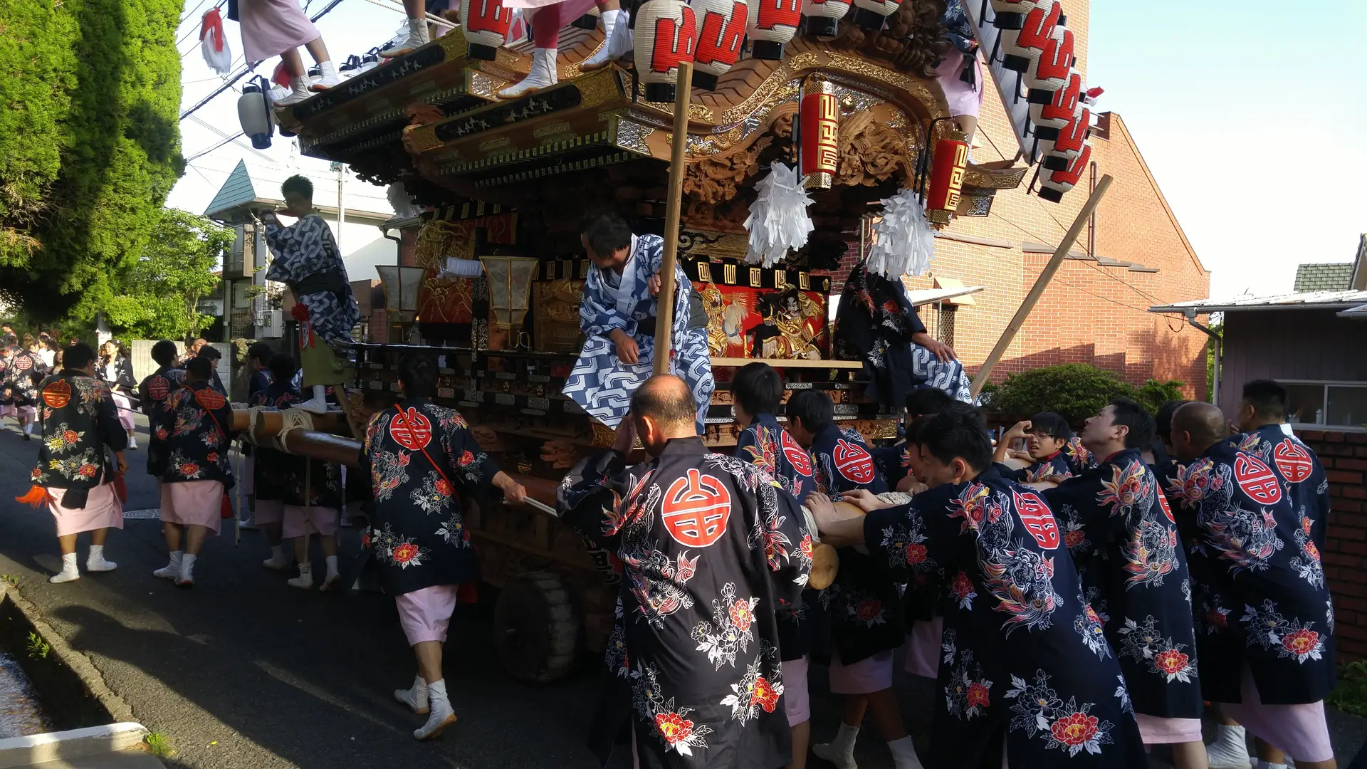 Pagode traditionnelle japonaise entourée de cerisiers en fleurs (sakura) sous un ciel bleu clair au Japon.
