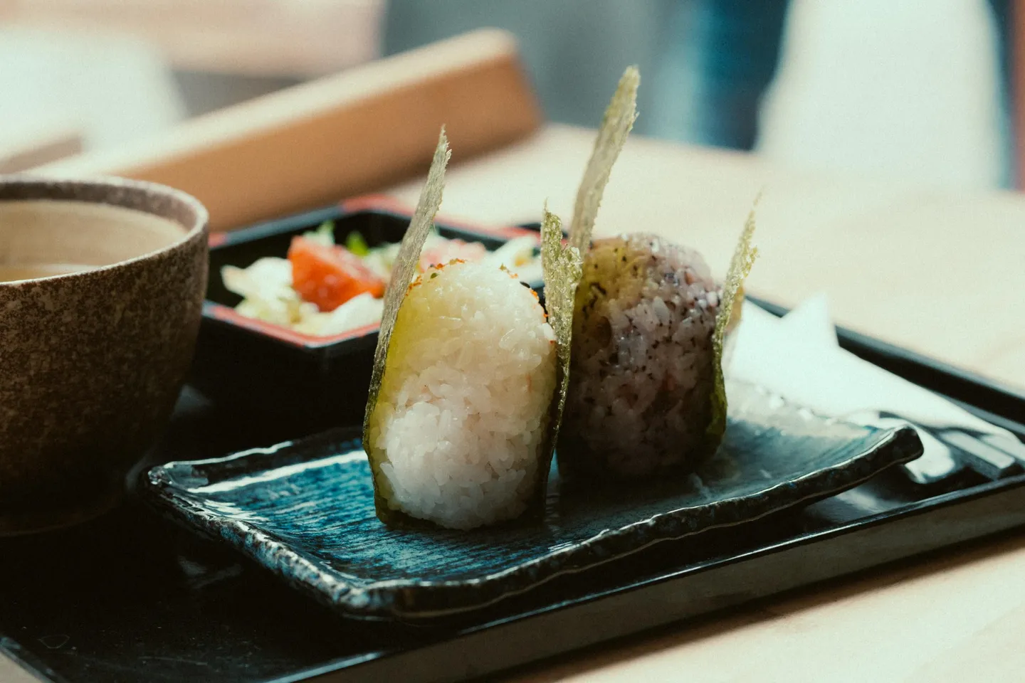 Plateau repas avec deux onigiri