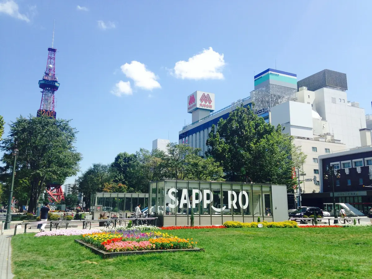 Voyage à Hokkaido — Vue du centre-ville de Sapporo avec le parc Odori, étape de récupération des cartes de transport.