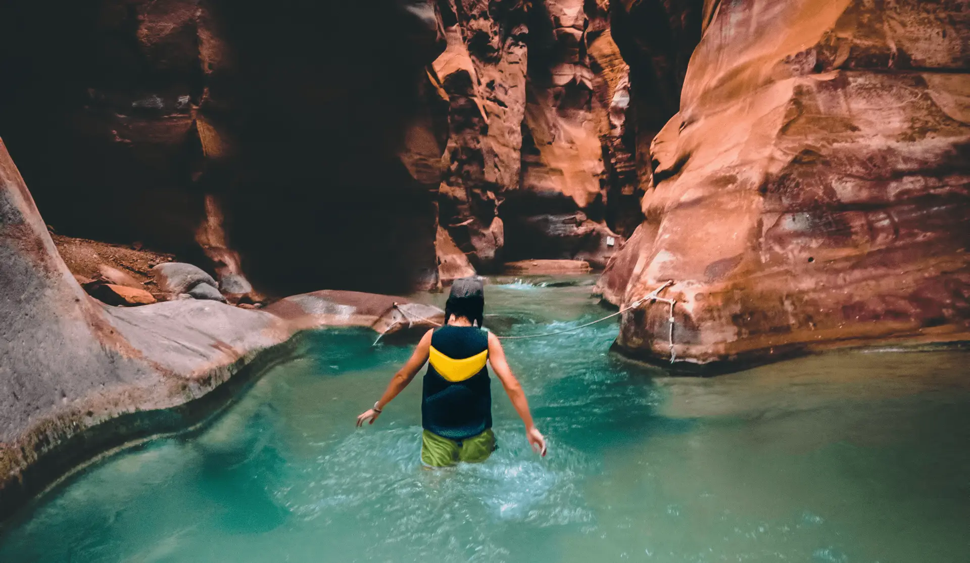 Voyage en Jordanie — canyoning dans le Wadi Mujib avec progression dans la rivière, cascades et montée vers une cascade finale