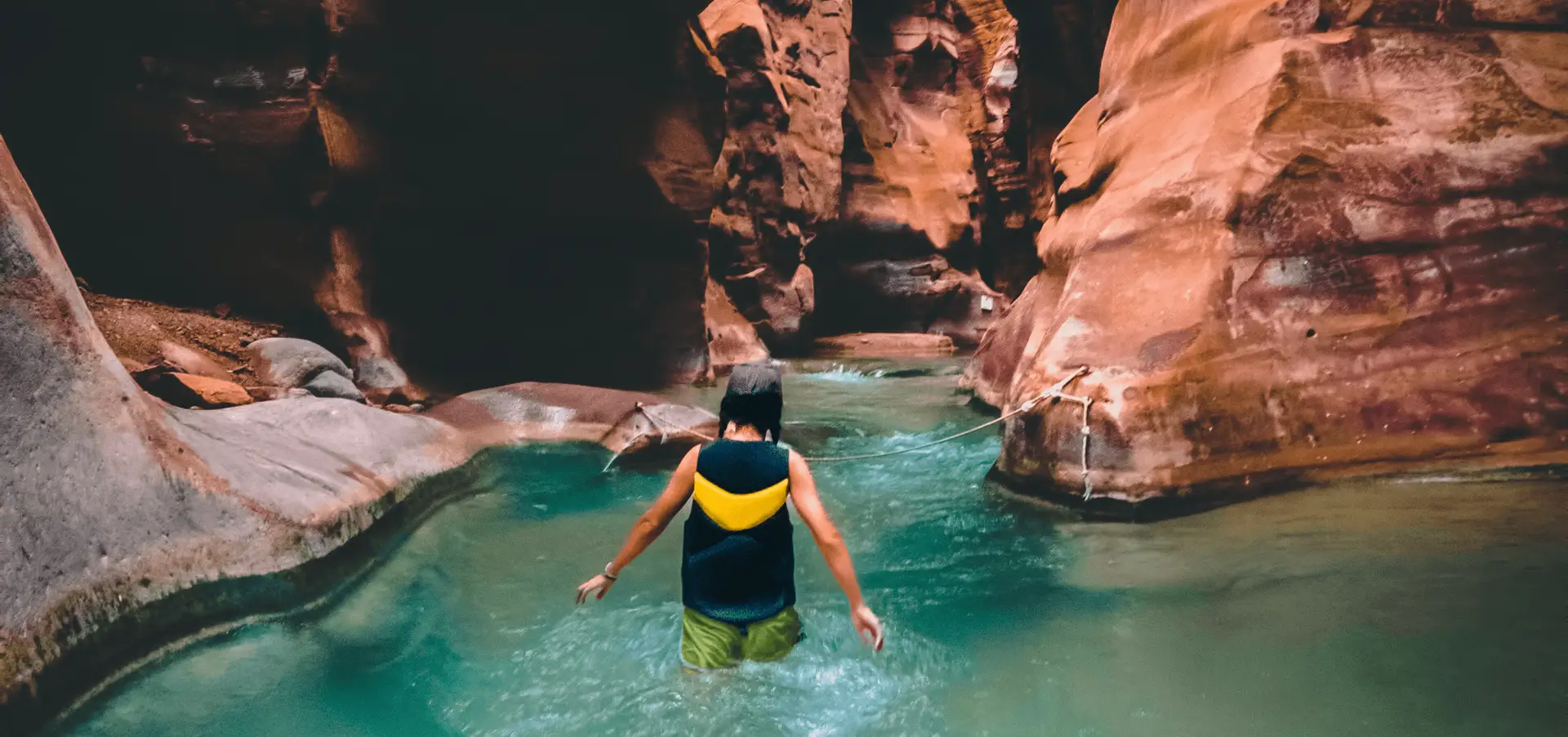 Voyage en Jordanie — canyoning dans le Wadi Mujib avec progression dans la rivière, cascades et montée vers une cascade finale