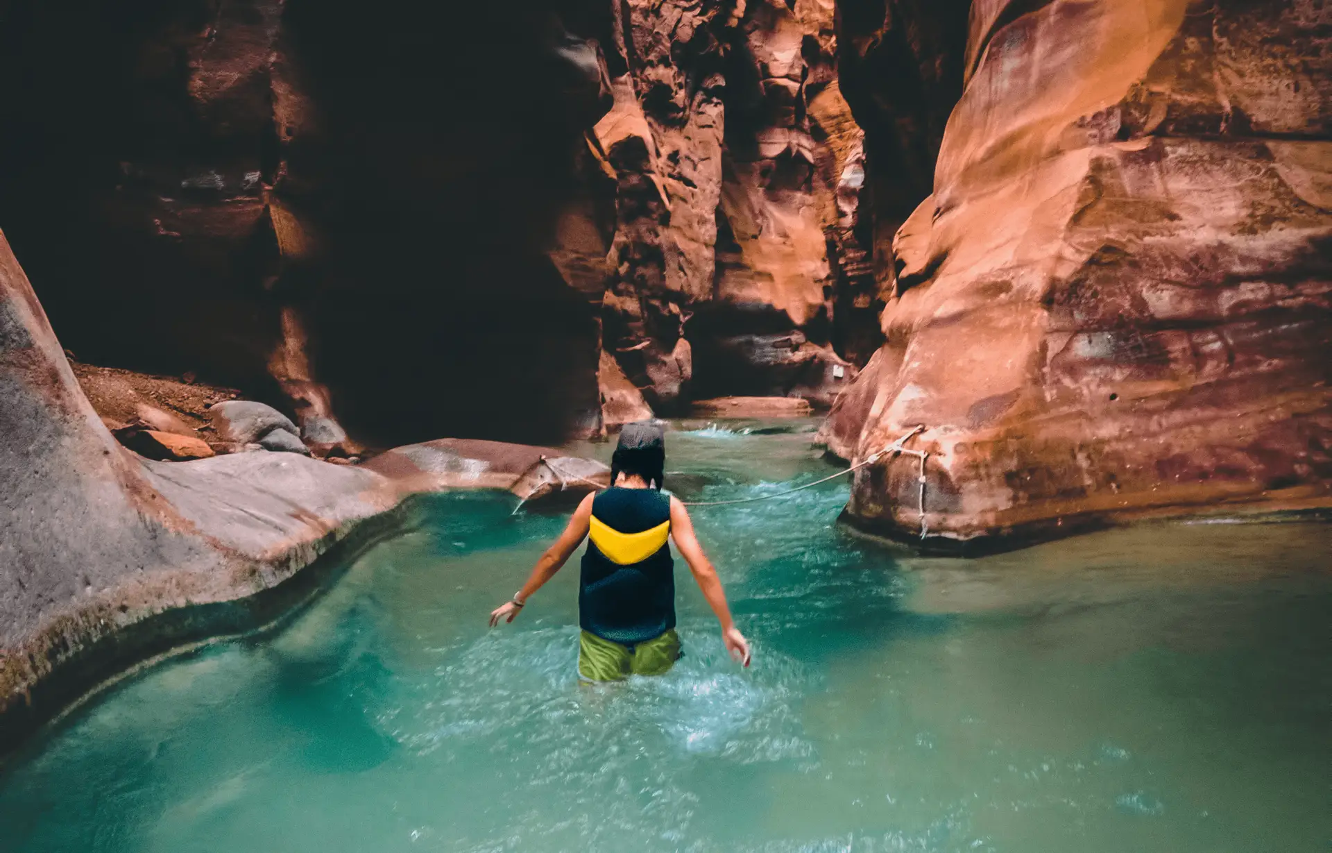 Voyage en Jordanie — canyoning dans le Wadi Mujib avec progression dans la rivière, cascades et montée vers une cascade finale