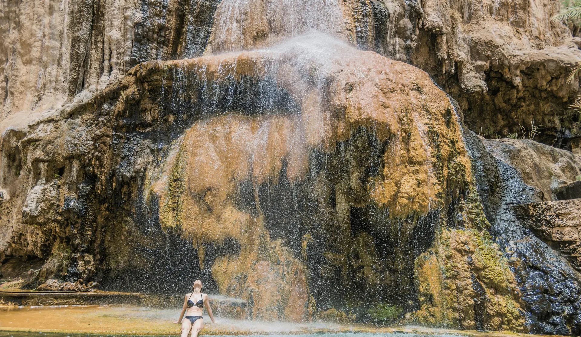 Voyage au Japon — bain thermal japonais onsen à Kyoto avec bassin d’eau chaude naturelle et rituel de purification