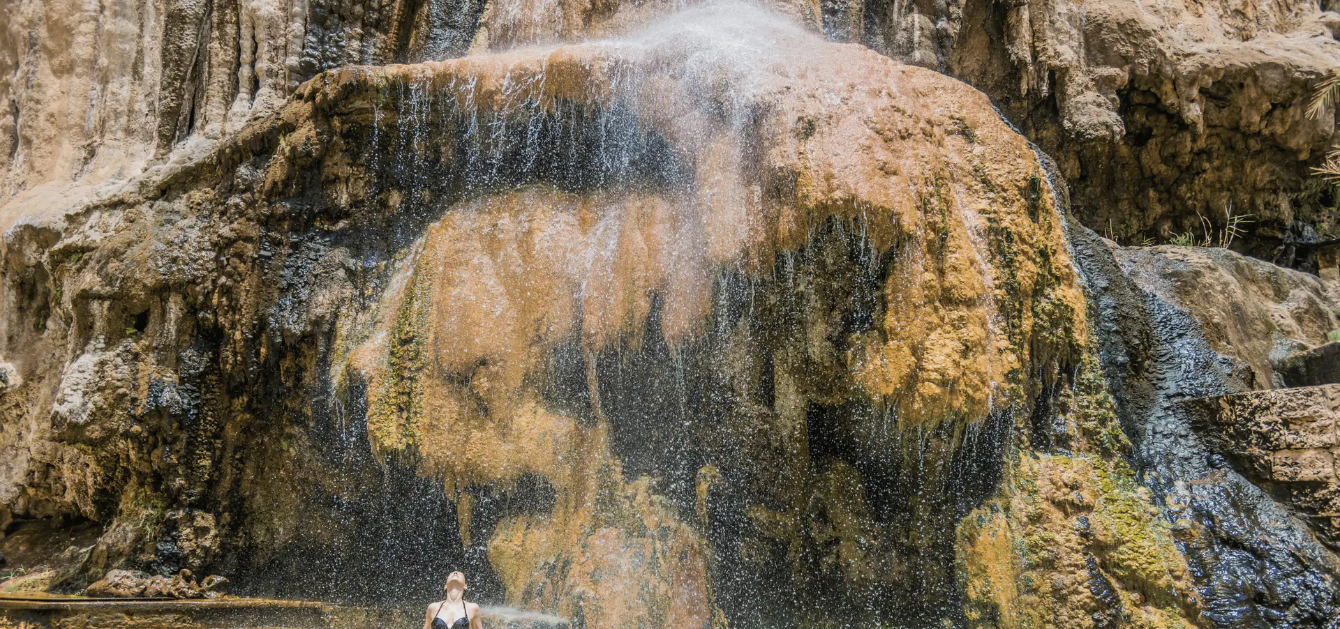 Voyage au Japon — bain thermal japonais onsen à Kyoto avec bassin d’eau chaude naturelle et rituel de purification