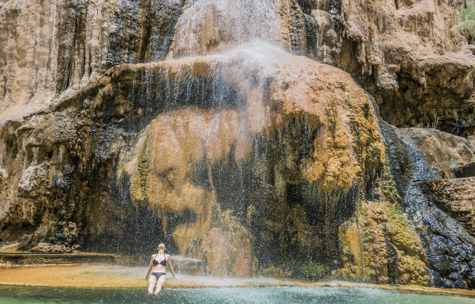 Voyage au Japon — bain thermal japonais onsen à Kyoto avec bassin d’eau chaude naturelle et rituel de purification