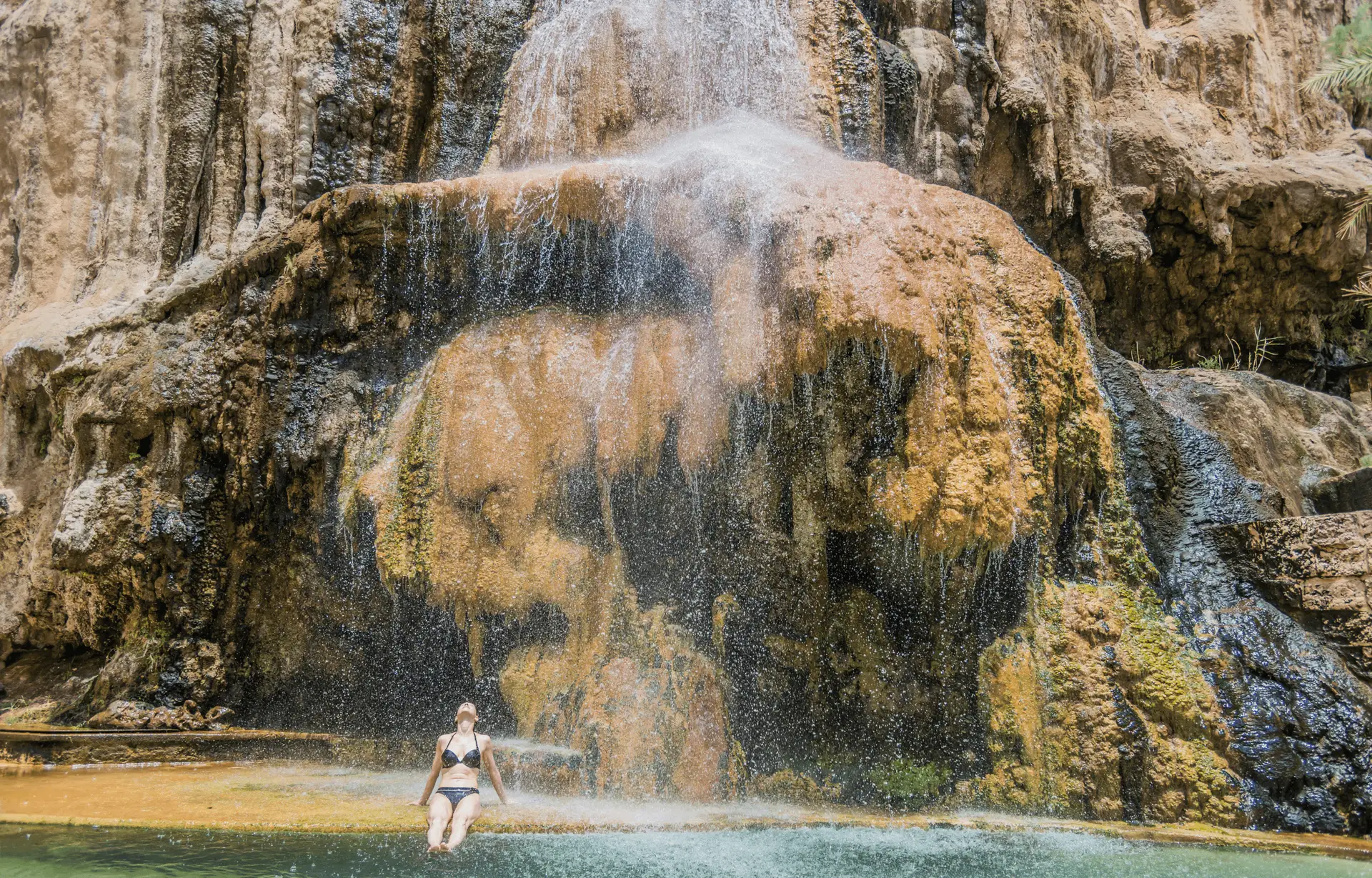 Voyage au Japon — bain thermal japonais onsen à Kyoto avec bassin d’eau chaude naturelle et rituel de purification