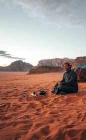 Voyage en Jordanie : Bédouin assis dans le désert du Wadi Rum