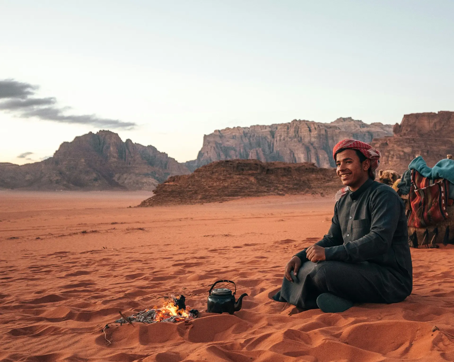 Voyage en Jordanie : Bédouin assis dans le désert du Wadi Rum