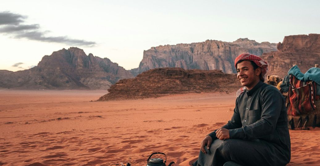 Voyage en Jordanie : Bédouin assis dans le désert du Wadi Rum