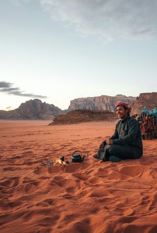 Voyage en Jordanie : Bédouin assis dans le désert du Wadi Rum