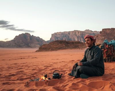 Voyage en Jordanie : Bédouin assis dans le désert du Wadi Rum