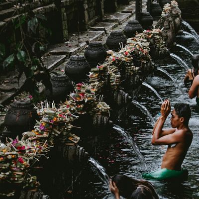 Indonesia_Bali_people_temple_water