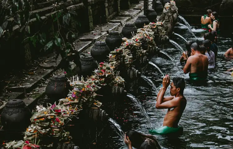 Indonesia_Bali_people_temple_water