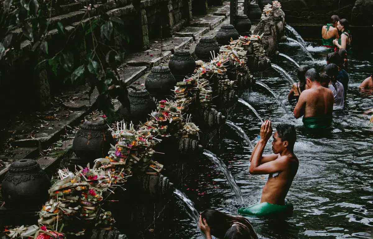 Indonesia_Bali_people_temple_water