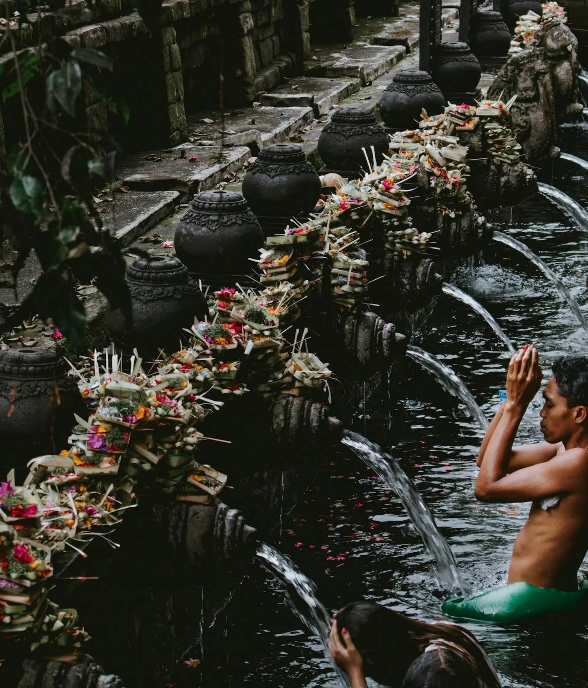 Indonesia_Bali_people_temple_water