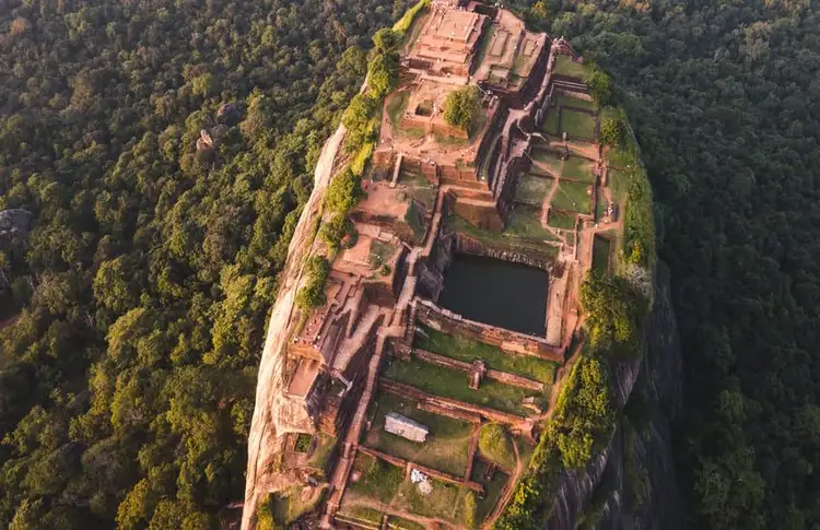 magnifique-rocher-du-lion-sri-lanka-paysage