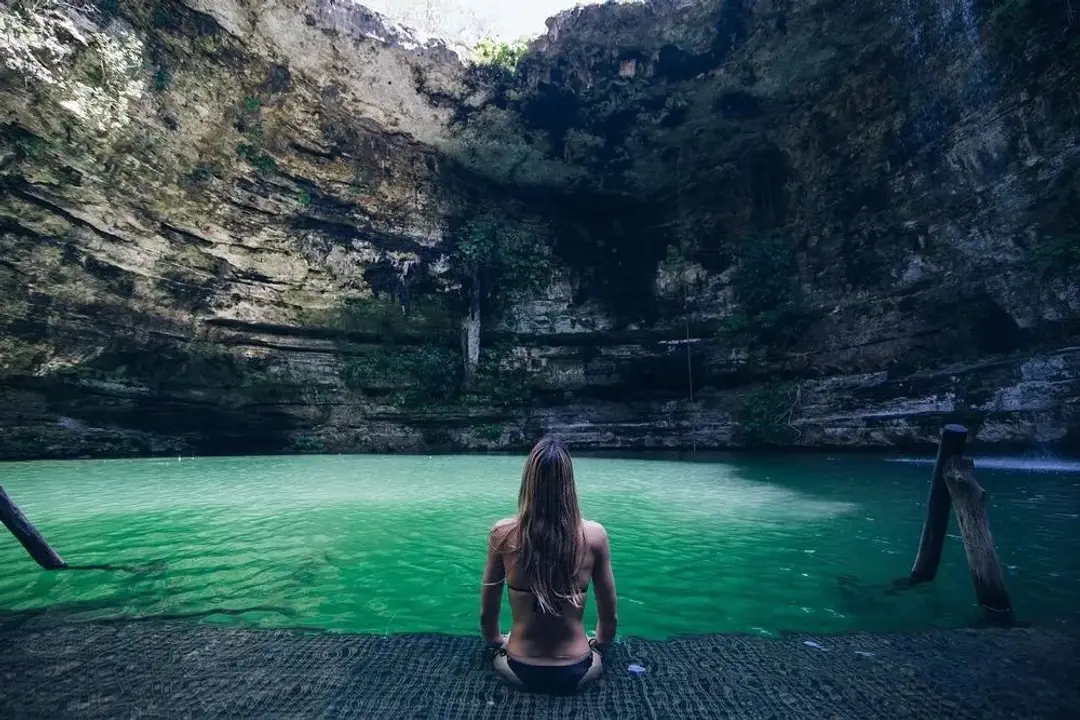 Vue de l’intérieur d’un cénote du Yucatán