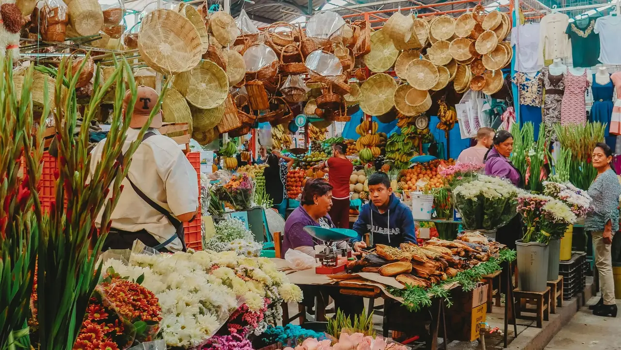 Voyage en Amérique Latine – Un marché artisanal coloré avec de nombreux paniers et chapeaux traditionnels suspendus pour illustrer la catégorie des destinations d'Amérique Latine.