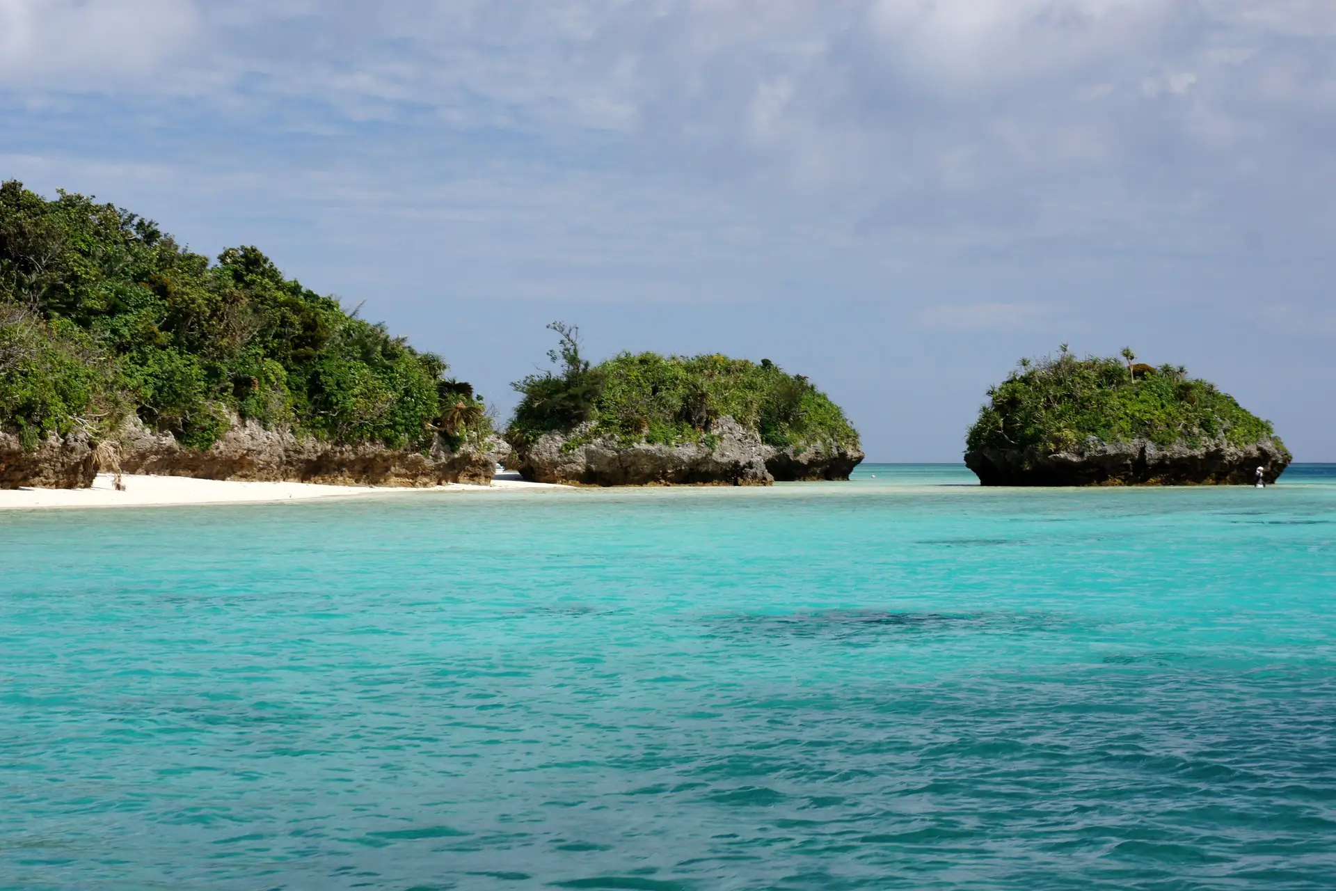 Plages au Japon — Eaux turquoise et îlots de la baie de Kabira sur l'île d'Ishigaki, archipel d'Okinawa.