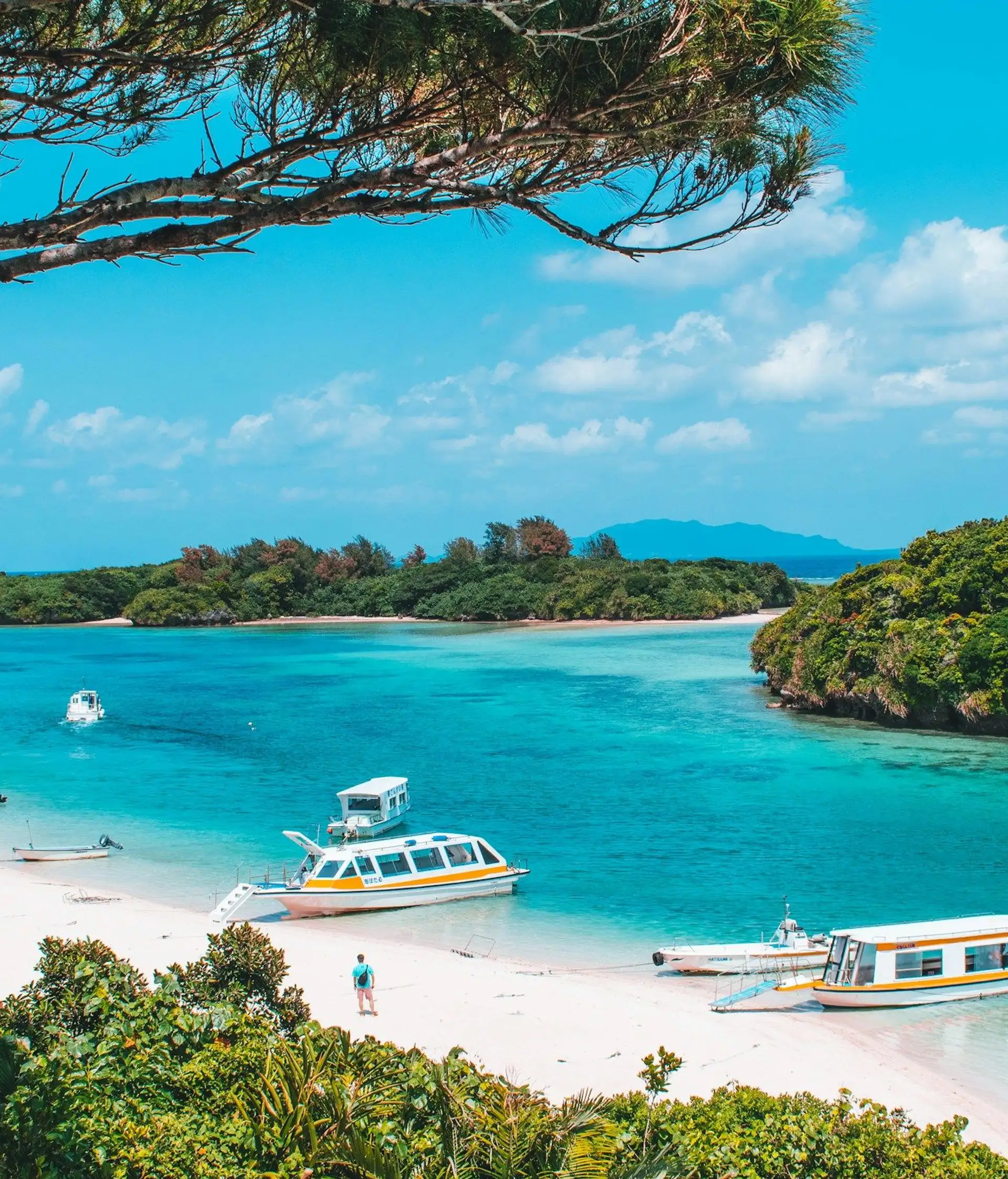 Voyage au Japon — Eaux turquoise et bateaux dans la baie de Kabira sur l'île d'Ishigaki à Okinawa.