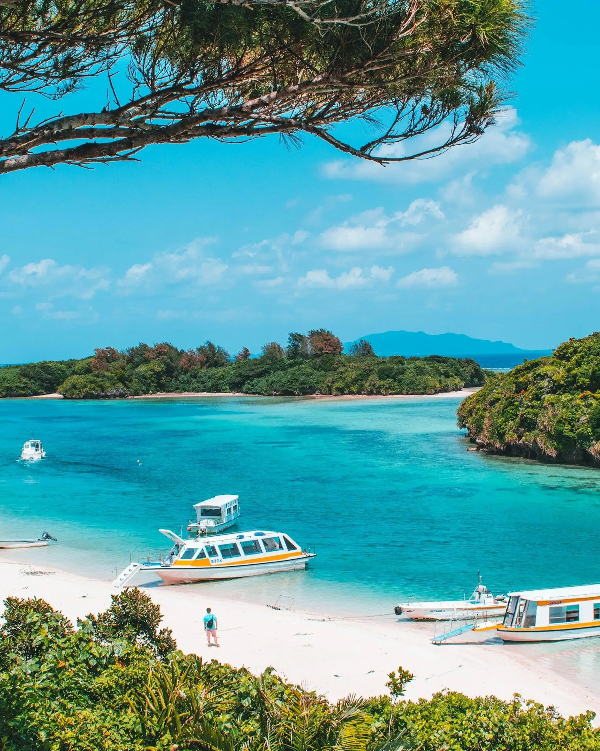 Voyage au Japon — Eaux turquoise et bateaux dans la baie de Kabira sur l'île d'Ishigaki à Okinawa.