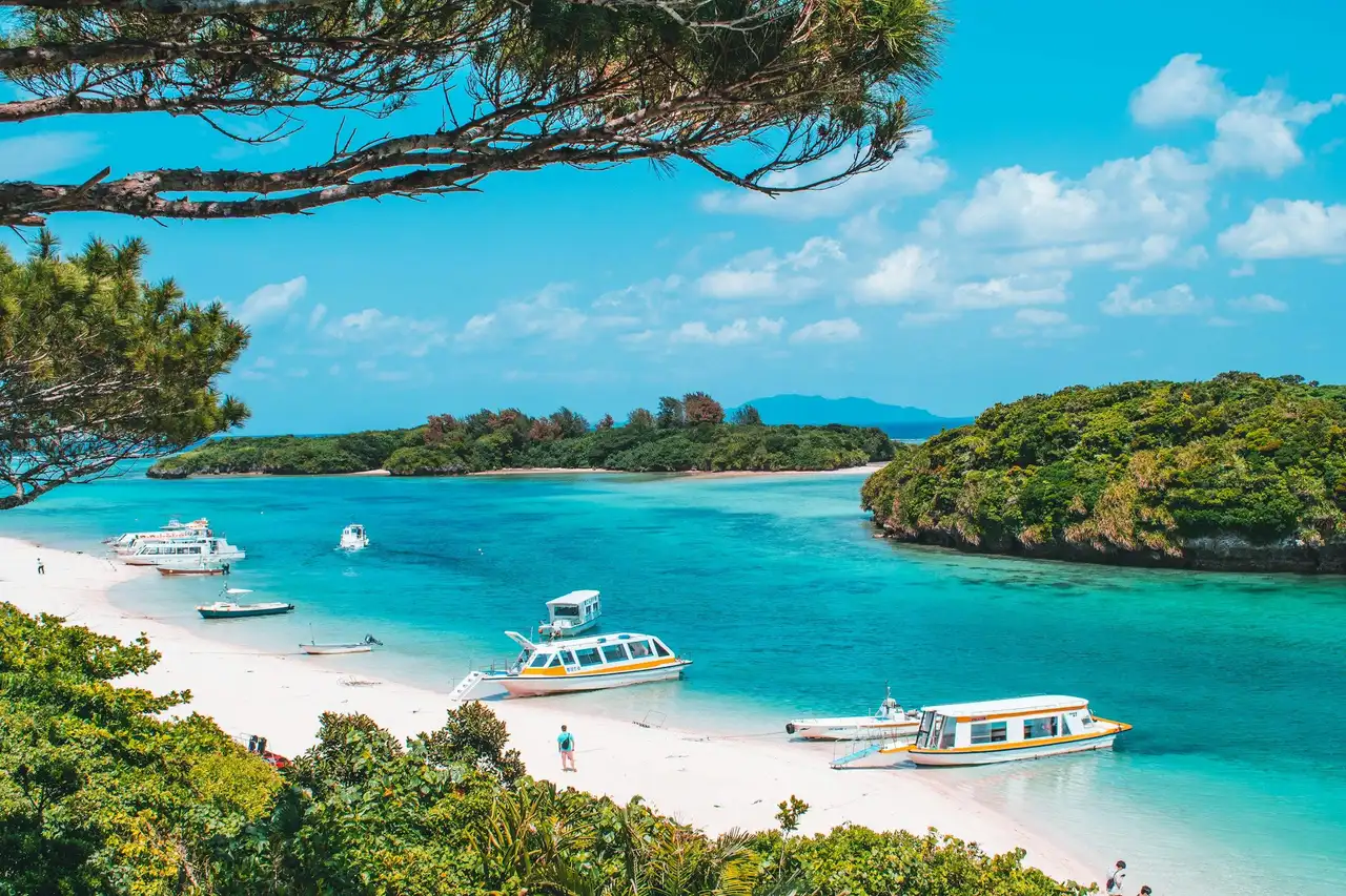 Voyage au Japon — Eaux turquoise et bateaux dans la baie de Kabira sur l'île d'Ishigaki à Okinawa.