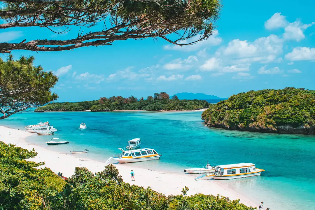 Voyage au Japon — Eaux turquoise et bateaux dans la baie de Kabira sur l'île d'Ishigaki à Okinawa.