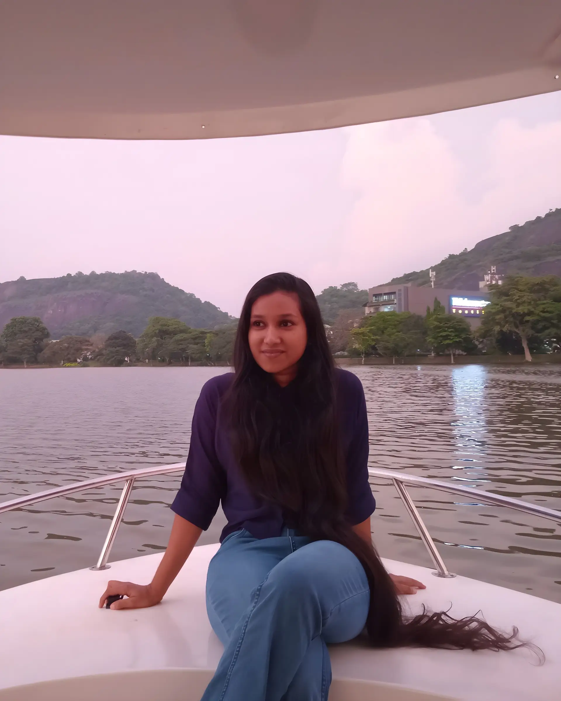 Portrait de Kalani WIMALARATHNE, votre experte francophone au Sri Lanka, qui vous fait découvrir les plages et jungles de l'île