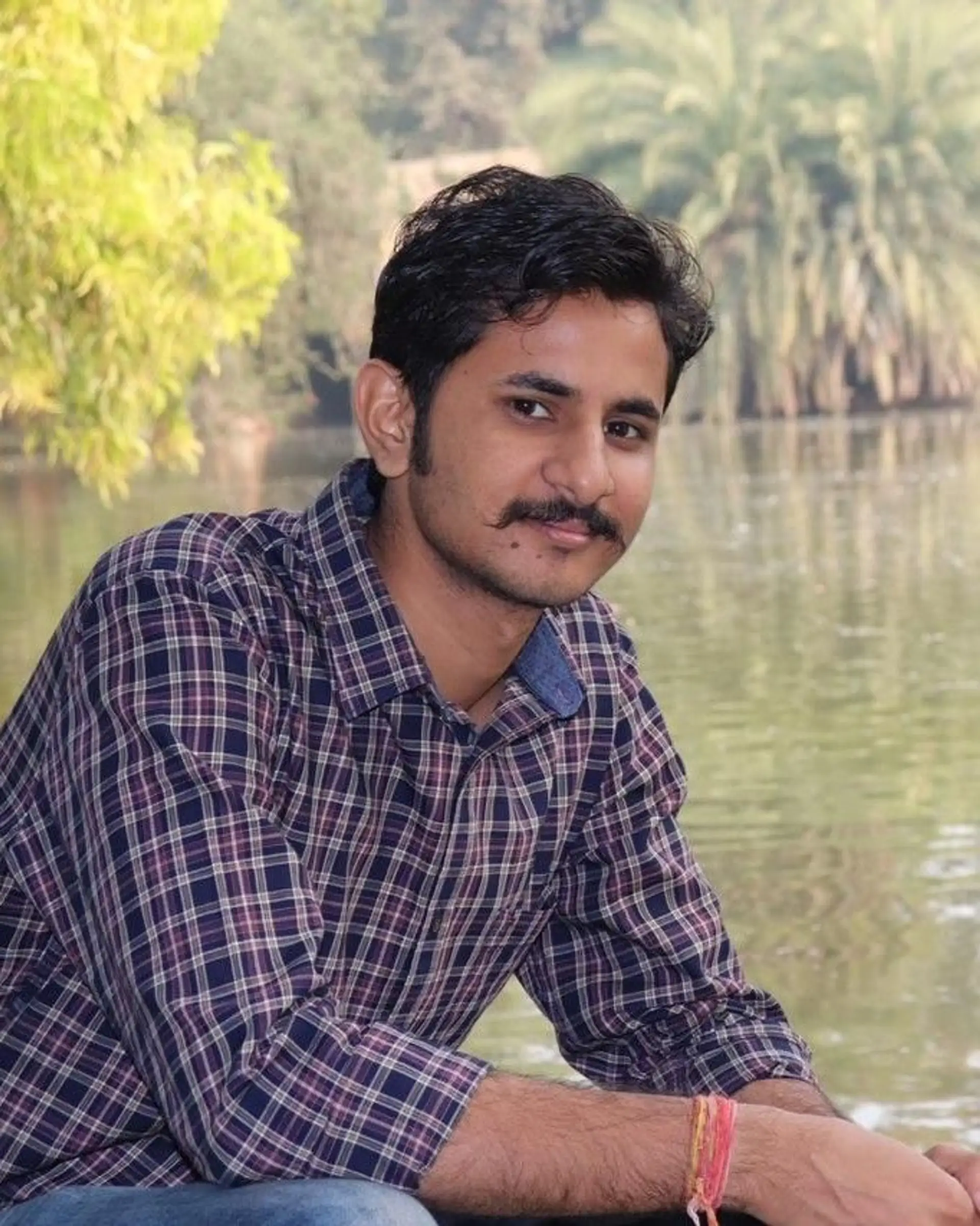 Portrait de Khushveer Singh Rathore, expert Shanti Travel en Inde du Nord et Rajasthan, passionné par les traditions du désert, les forts et les rencontres humaines.