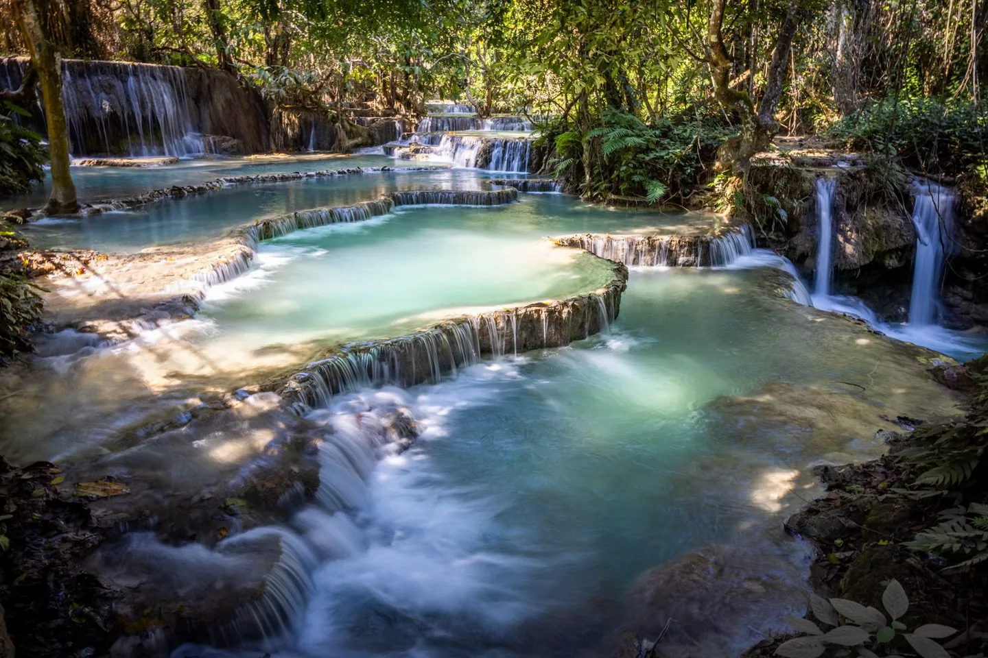 Voyage au Laos — les cascades de Kuang Si avec leurs eaux turquoise caractéristiques à Luang Prabang