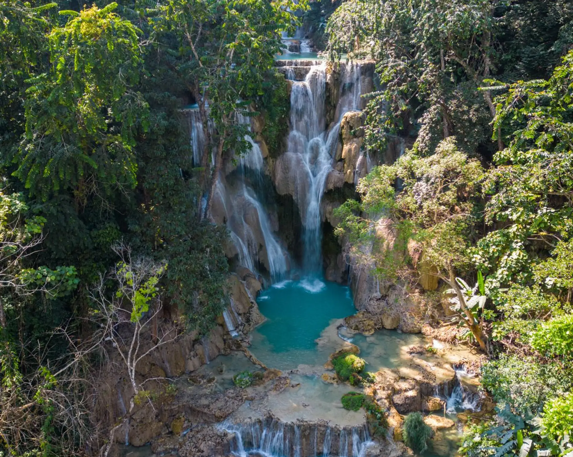 Voyage au Laos — les cascades de Kuang Si avec leurs eaux turquoise caractéristiques à Luang Prabang