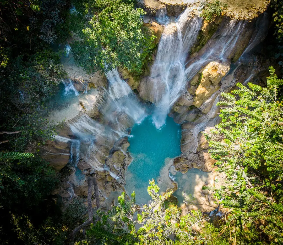 Voyage au Laos — les cascades de Kuang Si vues de drone