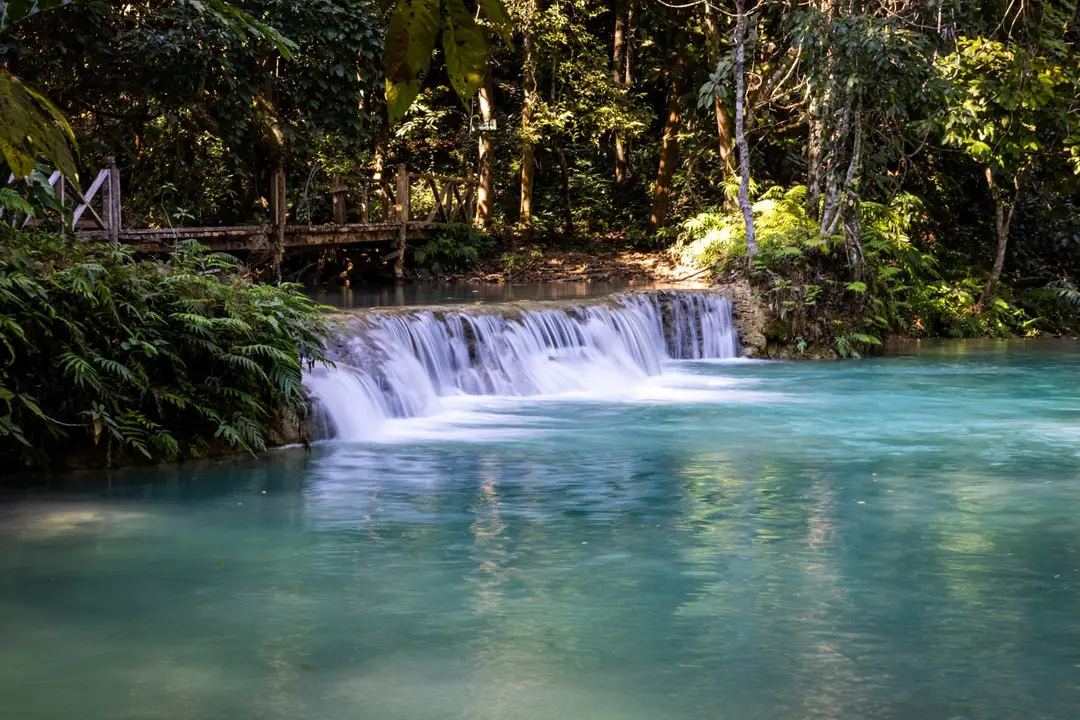 Voyage au Laos — les cascades de Kuang Si avec leurs eaux turquoise caractéristiques à Luang Prabang