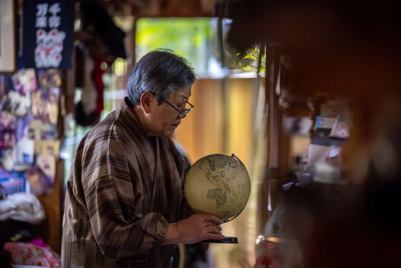 Voyage en Asie – Portrait d'un artisan ou commerçant âgé dans sa boutique traditionnelle au Japon.