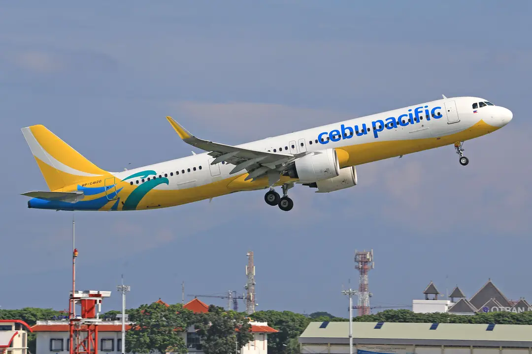 L'appareil de Cebu Pacific s'élève d'une piste d'aéroport