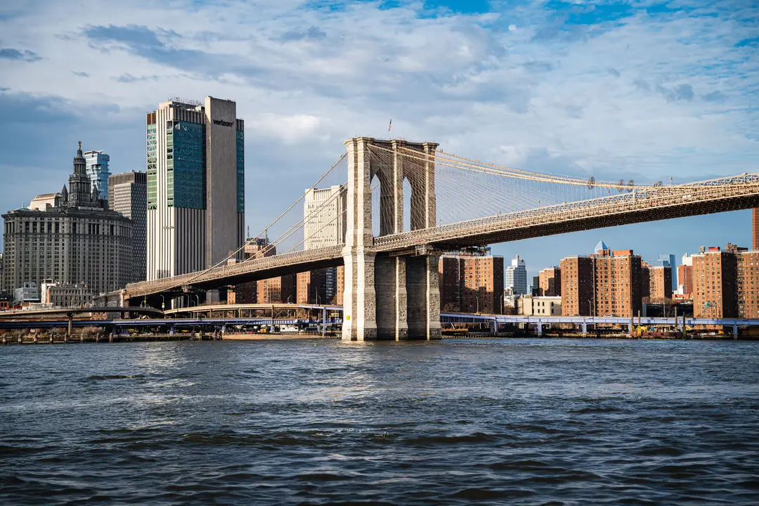 L'emblématique pont de Brooklyn avec la ligne d'horizon de New York en plein jour.