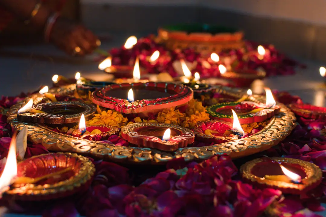Lampes à huile traditionnelles (diyas) magnifiquement éclairées et décorées de fleurs de souci, célébrant Diwali à Jaipur, Inde.jpg