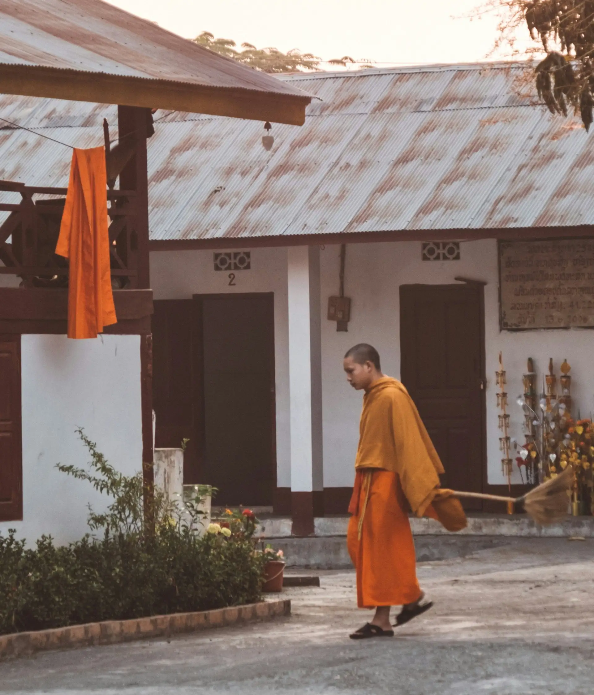 Voyage au Laos, Promenade d'un moine bouddhiste