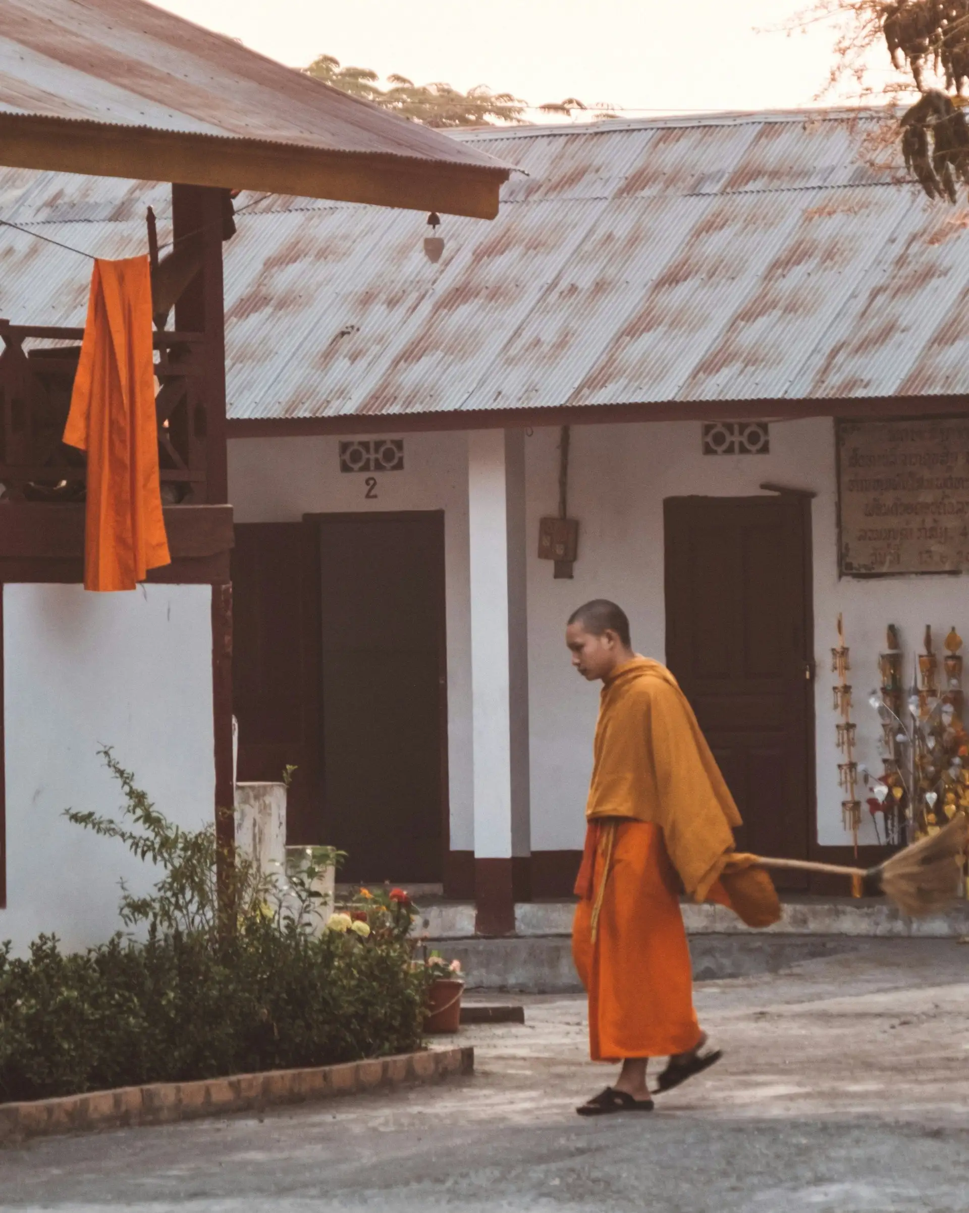 Voyage au Laos, Promenade d'un moine bouddhiste