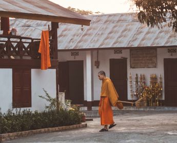 Voyage au Laos, Promenade d'un moine bouddhiste