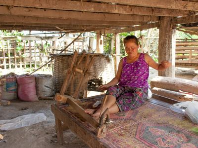 Voyage au Laos : une femme utilise le tissage traditionnel