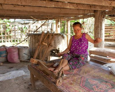 Voyage au Laos : une femme utilise le tissage traditionnel