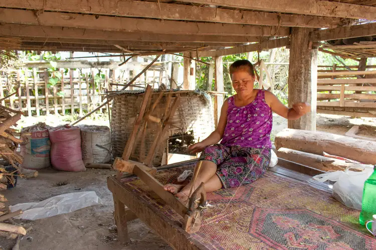 Voyage au Laos : une femme utilise le tissage traditionnel