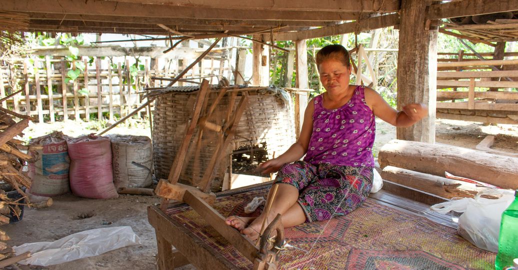 Voyage au Laos : une femme utilise le tissage traditionnel