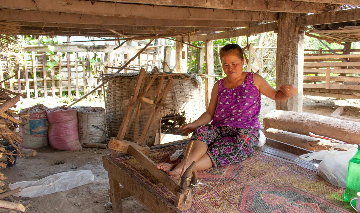 Voyage au Laos : une femme utilise le tissage traditionnel