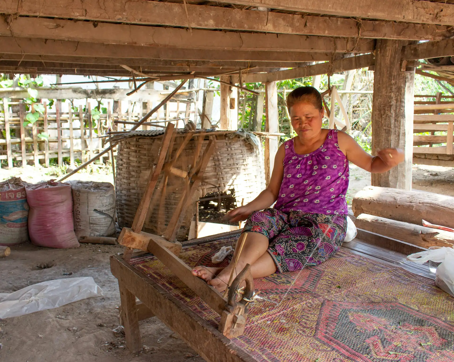 Voyage au Laos : une femme utilise le tissage traditionnel