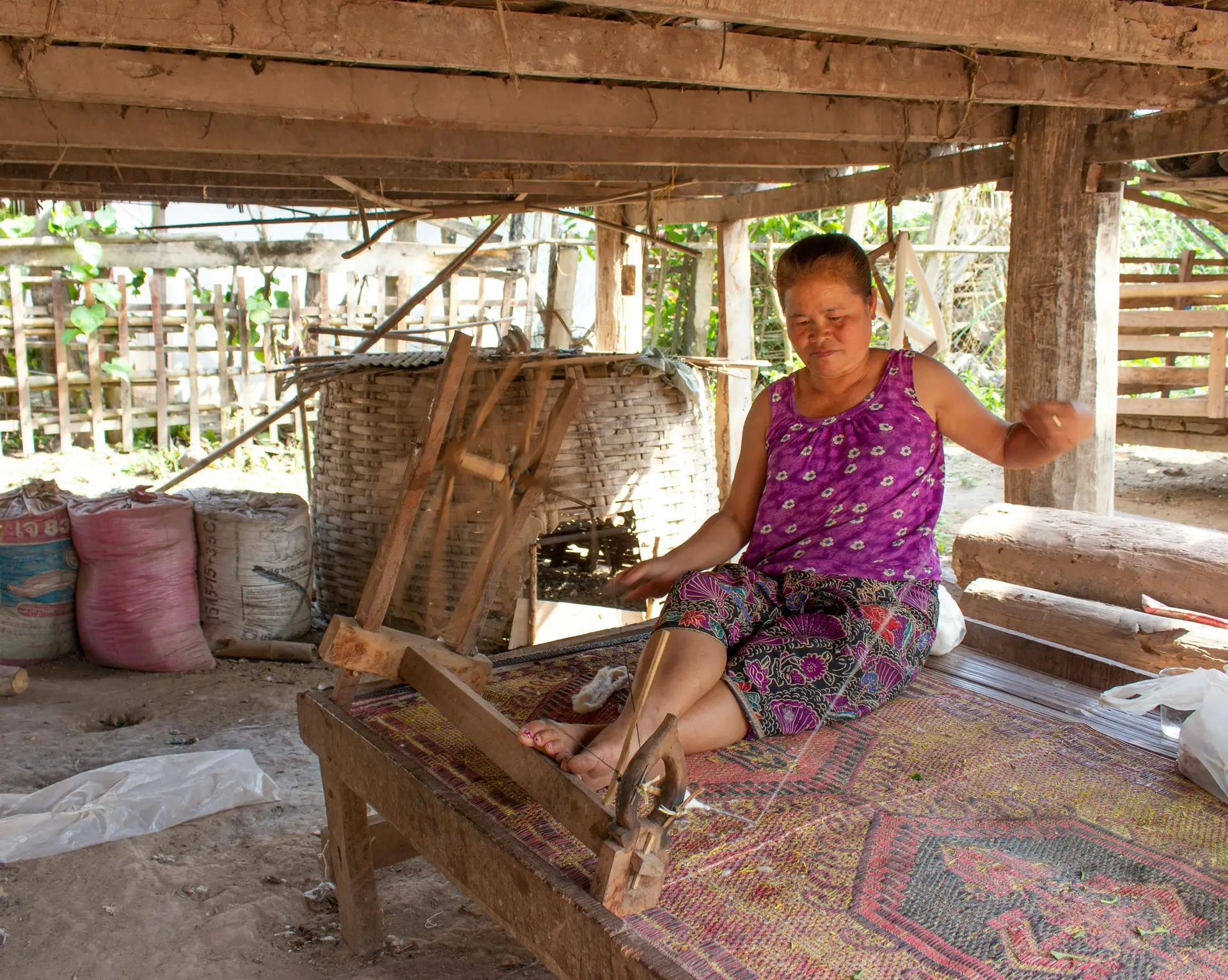 Voyage au Laos : une femme utilise le tissage traditionnel